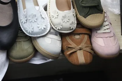 Deall y gwahaniaeth rhwng esgidiau sment oer ac esgid wedi'i fowldio â chwist...